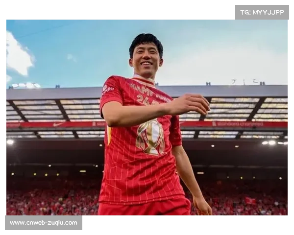 利物浦客串右后卫远藤航扭伤脚踝被担架抬出，球队又伤一员大将